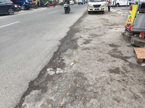 Jalan Jatinangor Berbahaya untuk Pejalan Kaki: Motor Melanggar Trotoar