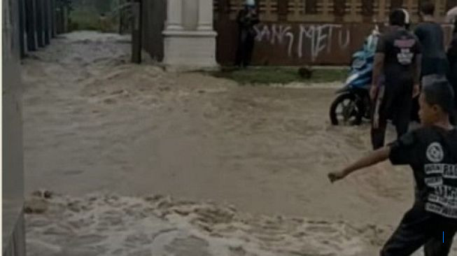 Banjir Melanda Bojonegoro Usai Hujan Sejam, Air Capai Selutut Orang Dewasa