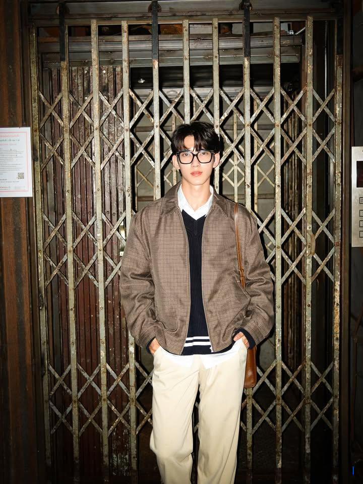 7 Inspirasi Pakaian Smart Casual ala Aktor First Chalongrat, Minimalis Preppy!