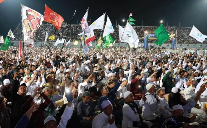 Ribuan Warga Kaltim Bersholawat, Habib Syech Doakan Kaltim Makmur