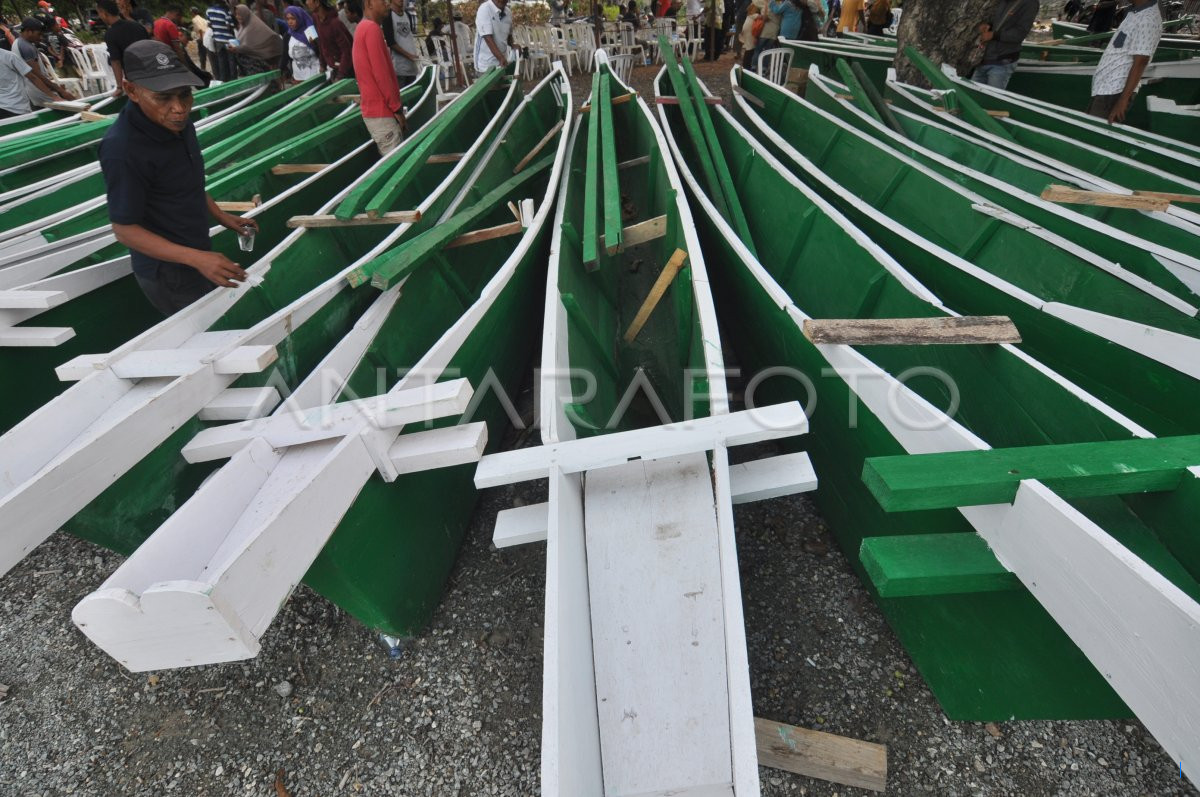 Nelayan Berterima Kasih atas Bantuan Perahu dari Pemkab Kupang
