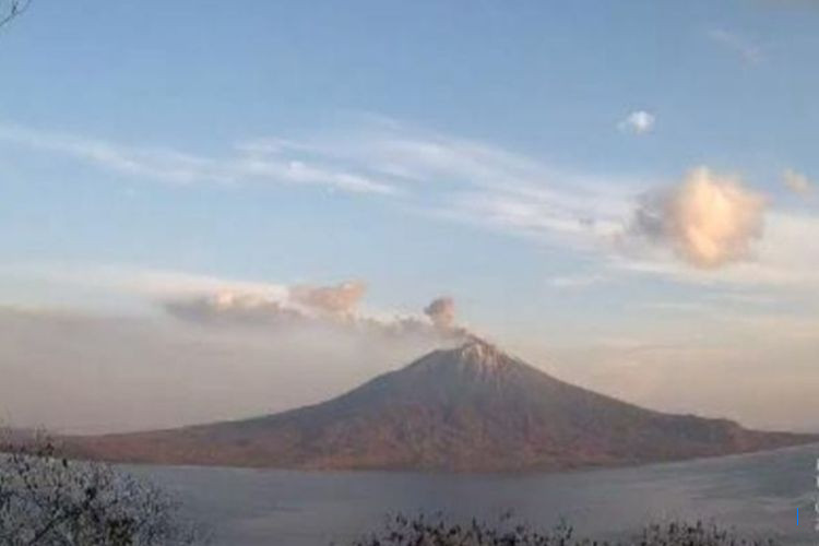 Gunung Ile Lewotolok Meletus 62 Kali, Warga Pasrah pada Alam