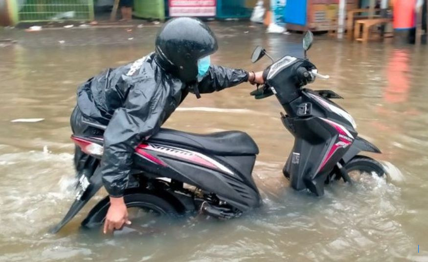 Bagian Kecil yang Sering Dilewatkan, Penyebab Motor Mogok Saat Hujan