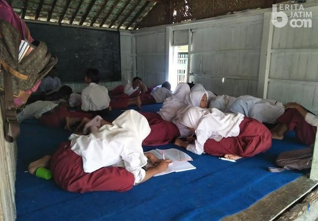 Puluhan Siswa SD di Sampang Belajar di Rumah Warga Akibat Atap Kelas Ambruk