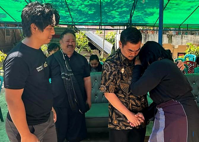 Wabup Murison Kunjungi Korban Kecelakaan Mobil PLN di Puskesmas Siulak Gedang Jambi