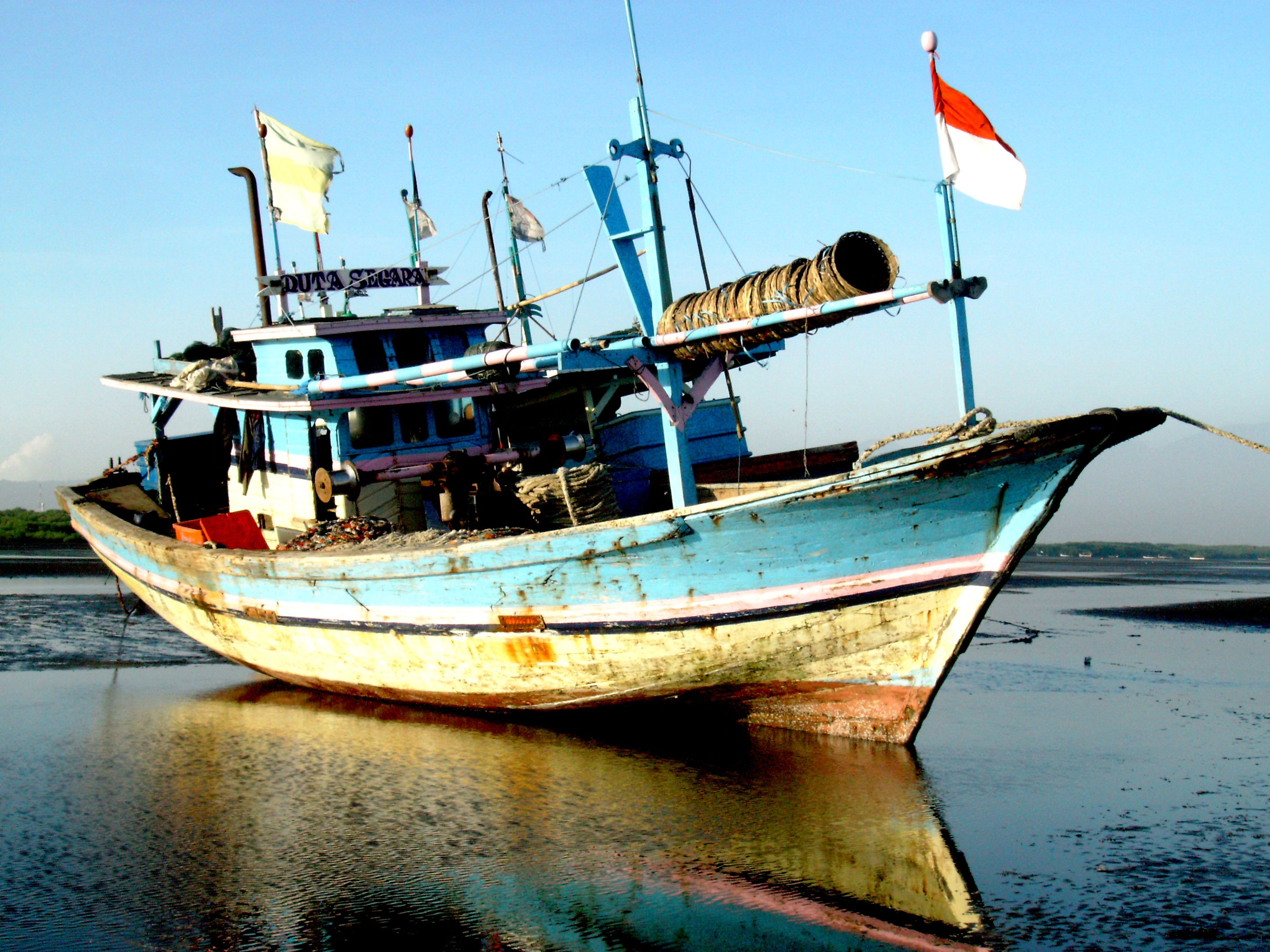 Perahu Warung di Waduk Cirata Sajikan Kopi dan Gorengan untuk Pekerja Keramba