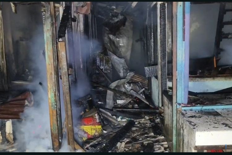 Warga Bidara Cina Berhasil Selamatkan 12 Kios dari Kebakaran