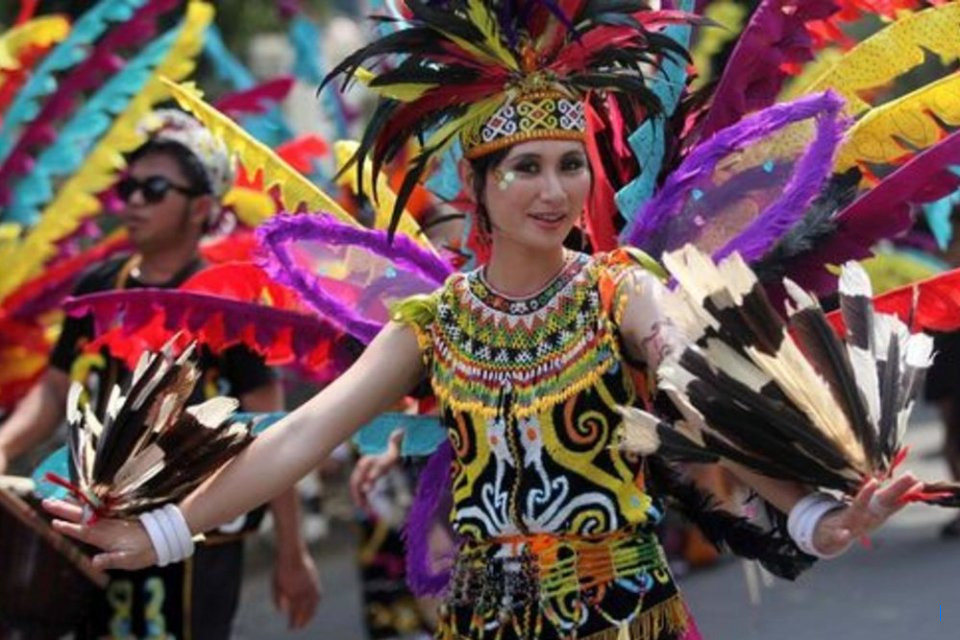 Karnaval Angso Duo Jambi: Tarian Bollywood dan Pacu Jalur Danau Sipin