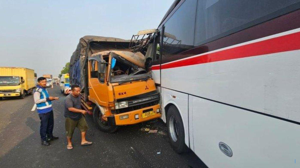 Tabrakan Fuso Saat Masuk Pintu TOL, Seorang Pelajar Tewas dan Satu Luka Berat