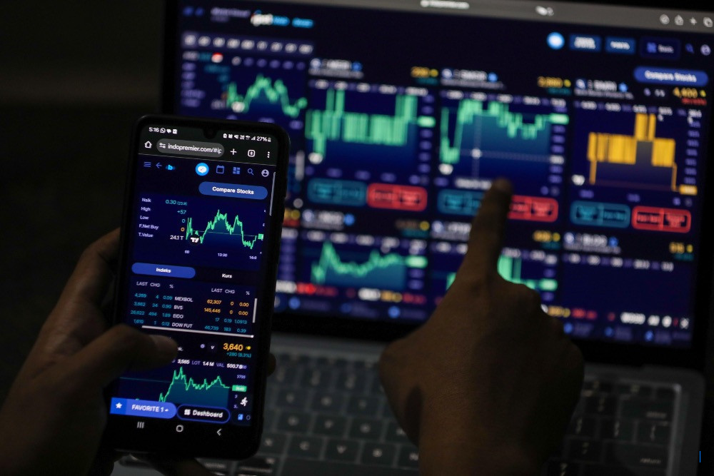 IHSG Naik ke 8.086, Saham BRMS, RAJA, dan WIFI Biru Bersama