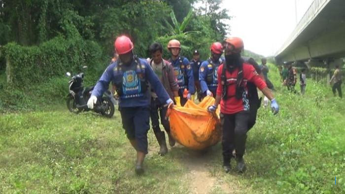 Kondisi Mengenaskan, Mayat Pria Tanpa Celana Mengapung di Sungai Cikao Purwakarta