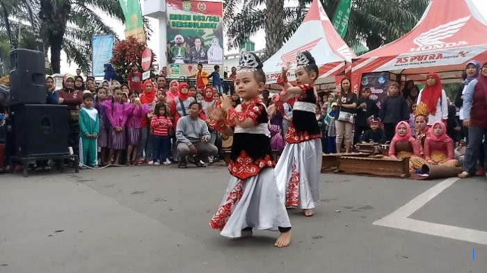 Bukan Razia, Polisi dan Pocong Joget Bersama di CFD Kuningan
