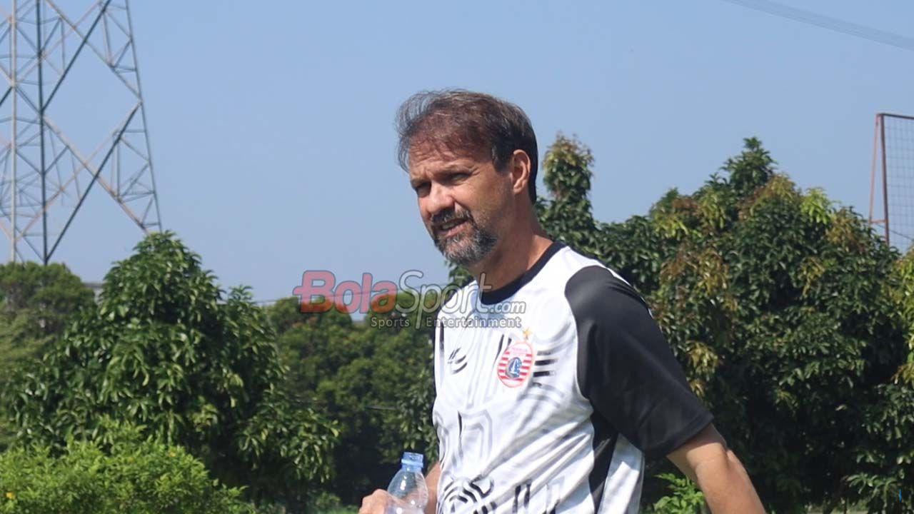 Pelatih Persija Terharu Dapat Dua Jersey dari Pemain Madura United