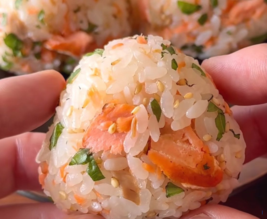Resep Onigiri Salmon Panggang dengan Daun Shiso, Sederhana dan Nikmat