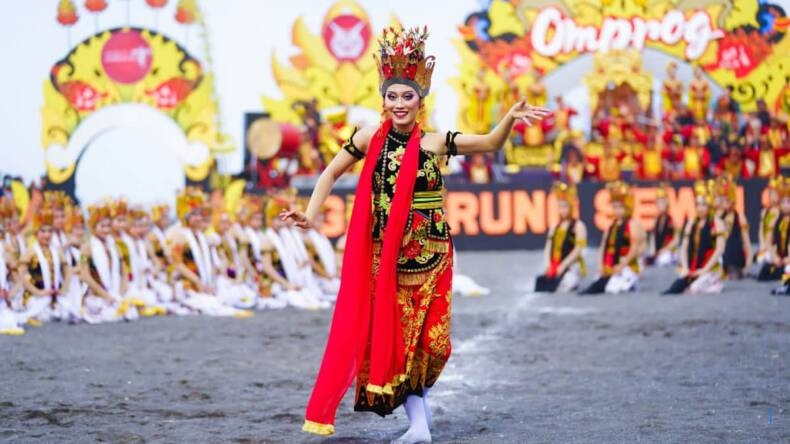 Generasi Muda Banyuwangi Jaga Budaya dengan Gandrung Sewu 2025