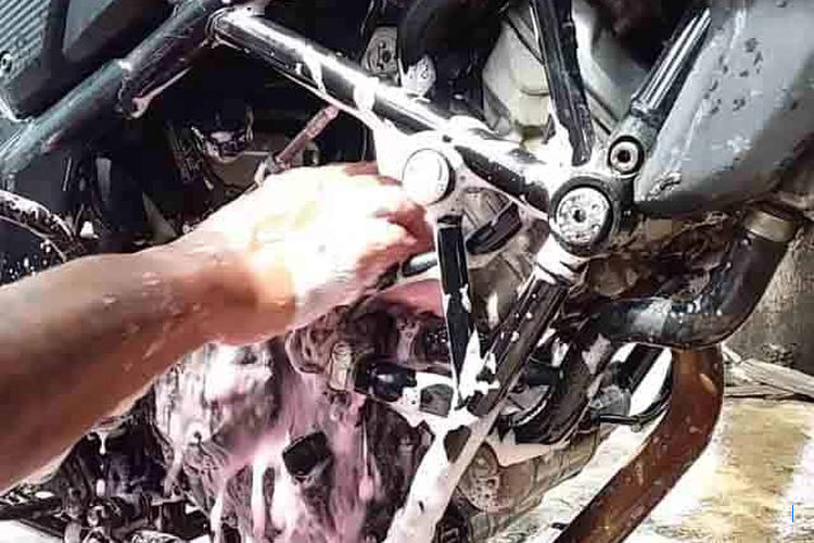 6 Trik Bersihkan Motor Cepat dan Mudah yang Harus Kamu Ketahui!