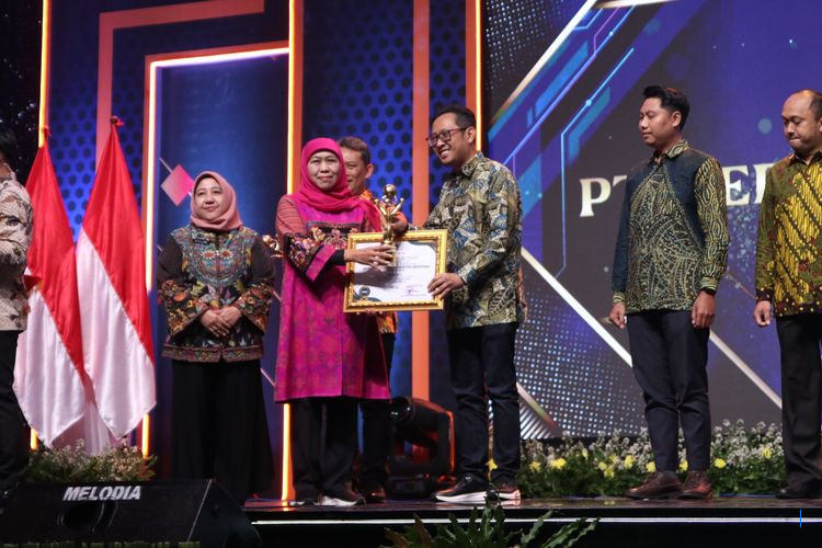 Jatim Raih Investasi Rp74,69 Triliun di Semester I 2025, JIIPE SEZ Terima Penghargaan PMDN 2025