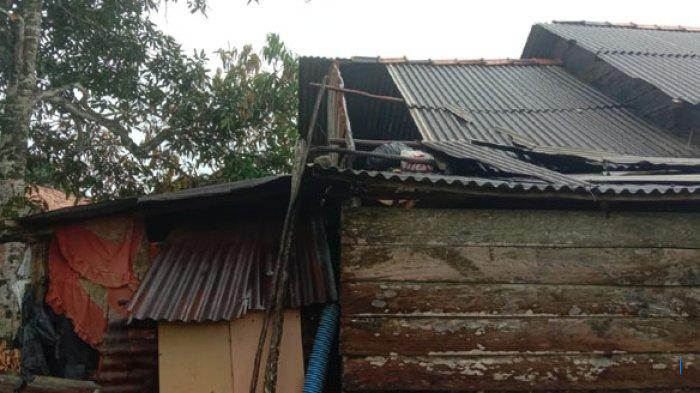 Hujan Angin Hancurkan Atap Rumah Warga Ciampea, Satu Bangunan Lantai Dua Roboh