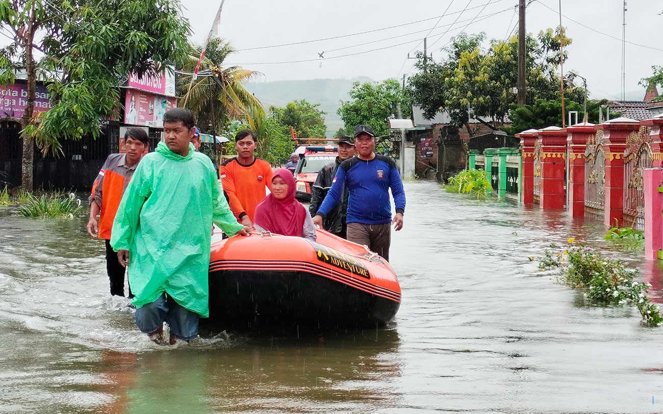 Banjir Dahsyat Mengguyur Tolitoli, Warga Dievakuasi Tengah Hujan Deras
