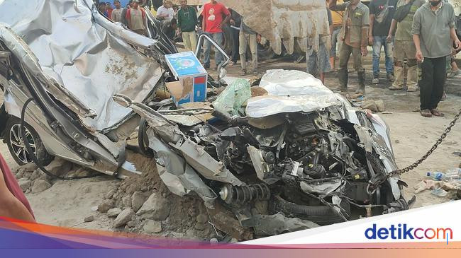 Mobil Tertimpa Dump Truk, Azzam Tewas di Tempat