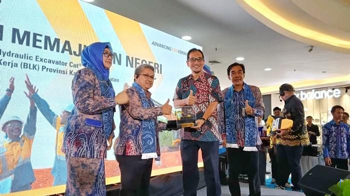 Dukung Pelatihan BLK Kalsel, Trakindo Donasikan Satu Unit Excavator
